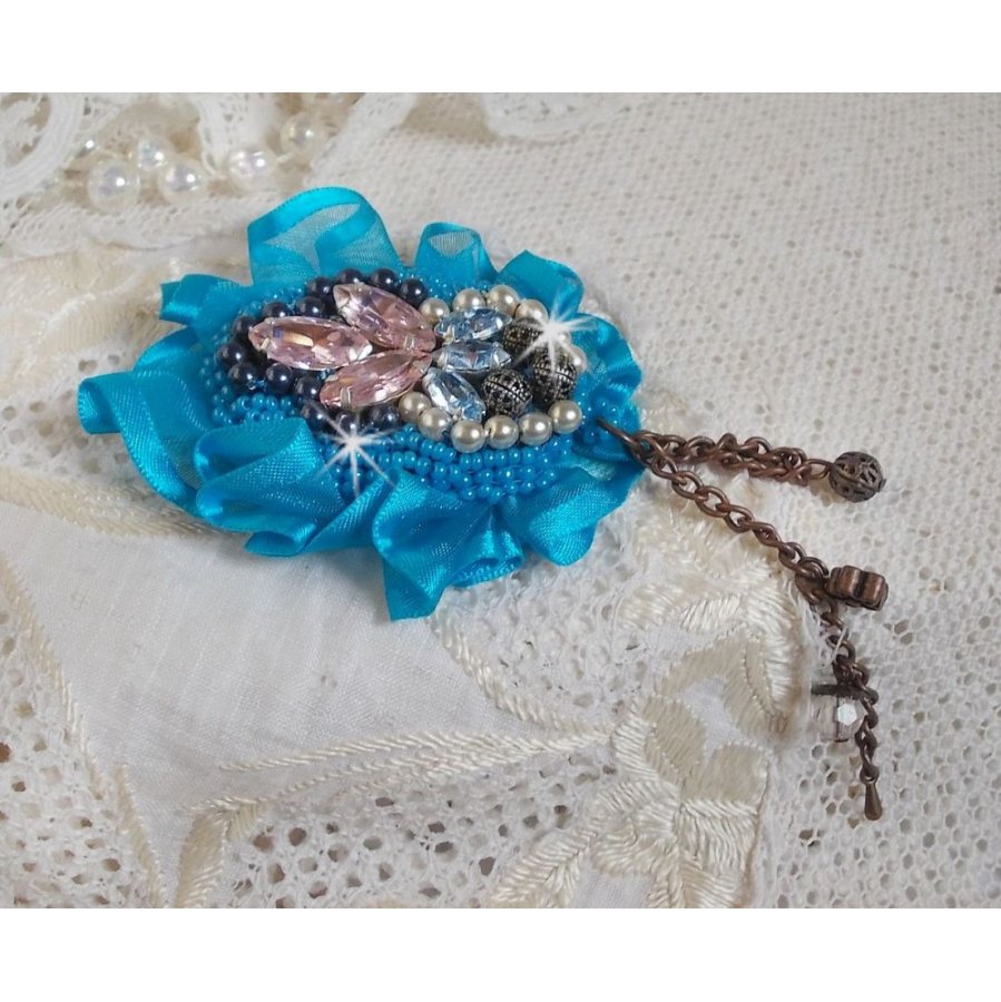 Belle Epoque Haute-Couture brosch är broderad med Swarovski-kristaller, runda pärlor, berlocker, band och fröpärlor.