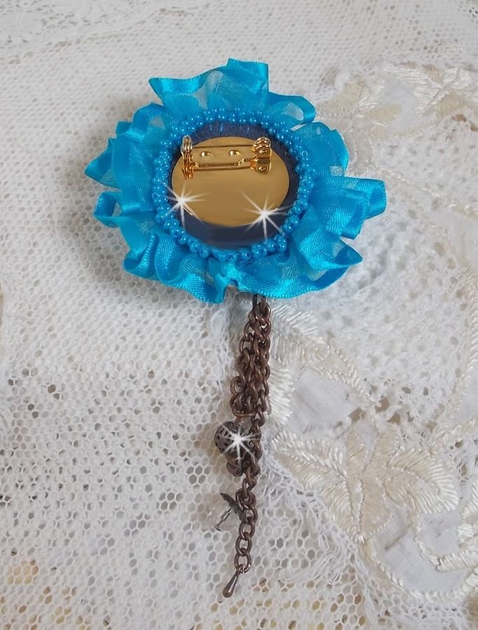 Belle Epoque Haute-Couture brosch är broderad med Swarovski-kristaller, runda pärlor, berlocker, band och fröpärlor.