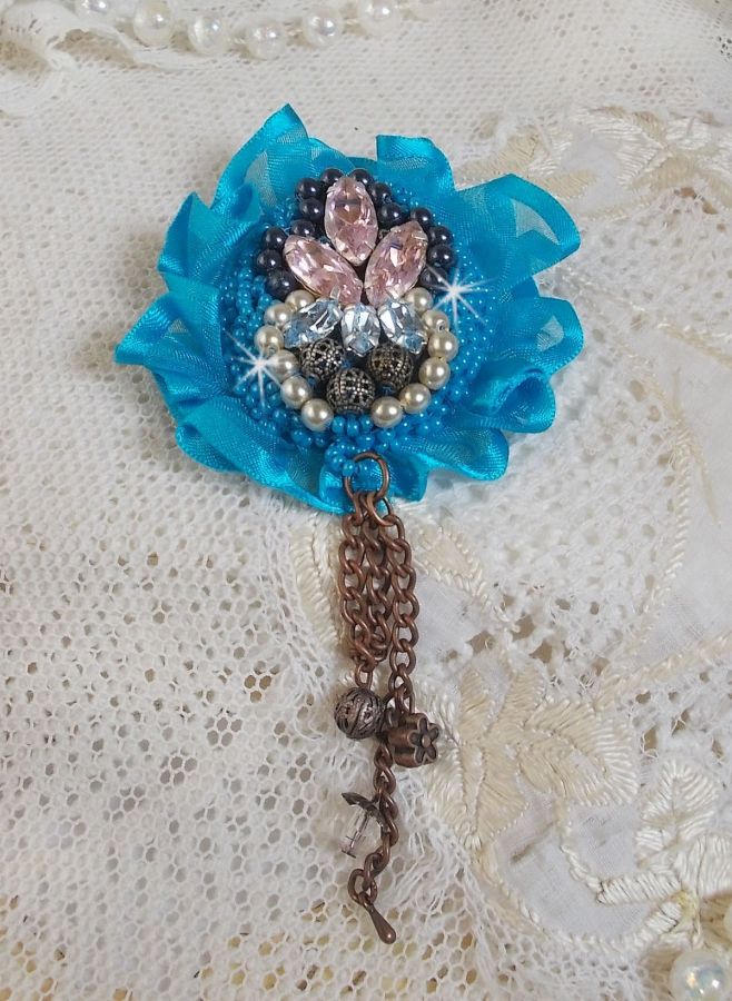 Belle Epoque Haute-Couture brosch är broderad med Swarovski-kristaller, runda pärlor, berlocker, band och fröpärlor.