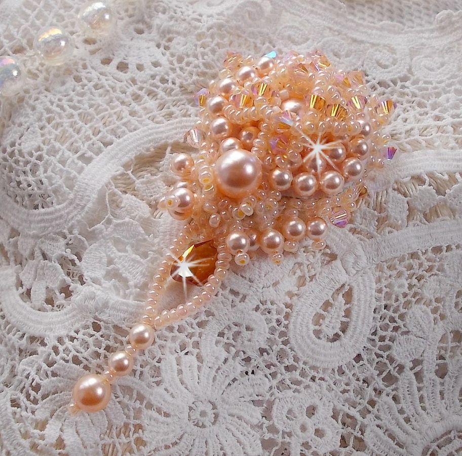 Idylle Beauty brosch broderad med Swarovski-kristaller, runda pärlor och fröpärlor
