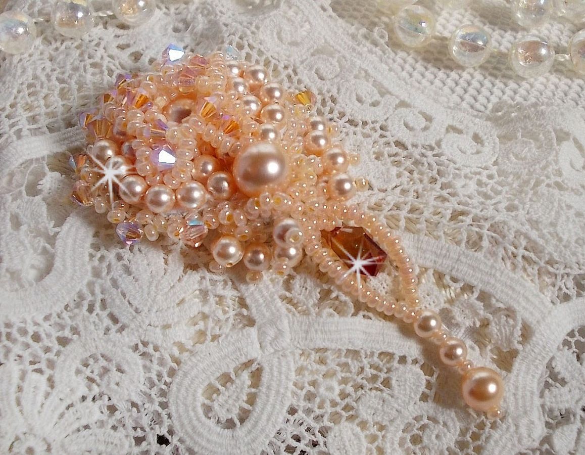 Idylle Beauty brosch broderad med Swarovski-kristaller, runda pärlor och fröpärlor