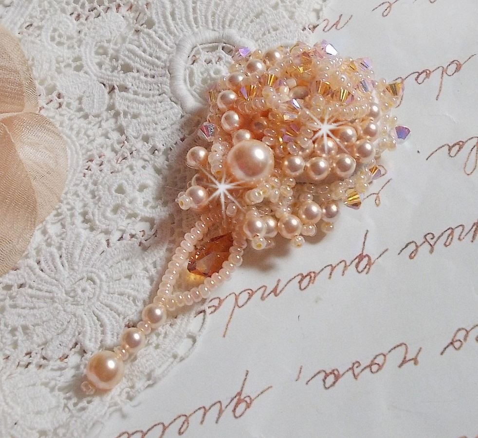Idylle Beauty brosch broderad med Swarovski-kristaller, runda pärlor och fröpärlor