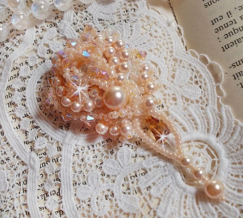 Idylle Beauty brosch broderad med Swarovski-kristaller, runda pärlor och fröpärlor