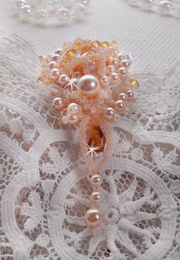 Idylle Beauty brosch broderad med Swarovski-kristaller, runda pärlor och fröpärlor
