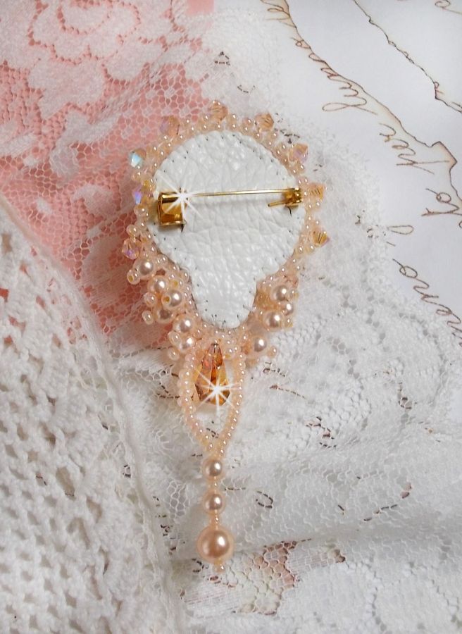 Idylle Beauty brosch broderad med Swarovski-kristaller, runda pärlor och fröpärlor