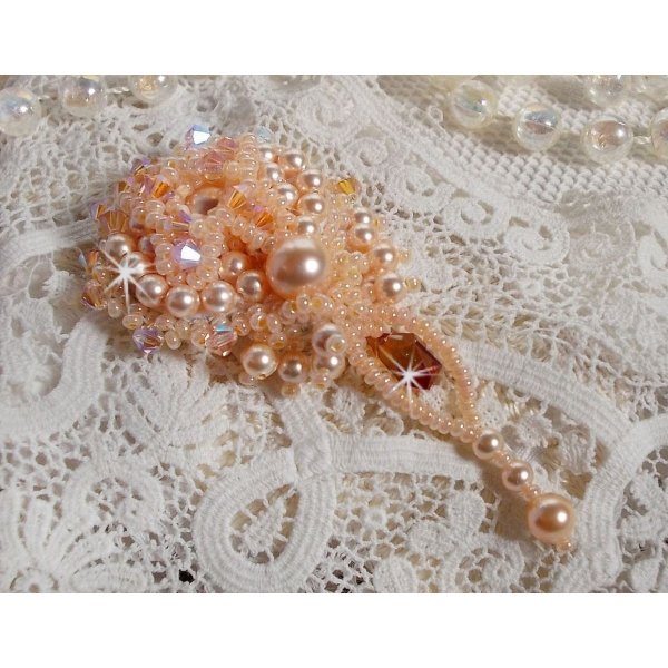 Idylle Beauty brosch broderad med Swarovski-kristaller, runda p&auml;rlor och fr&ouml;p&auml;rlor