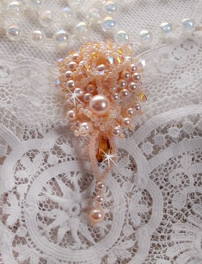 Idylle Beauty brosch broderad med Swarovski-kristaller, runda pärlor och fröpärlor