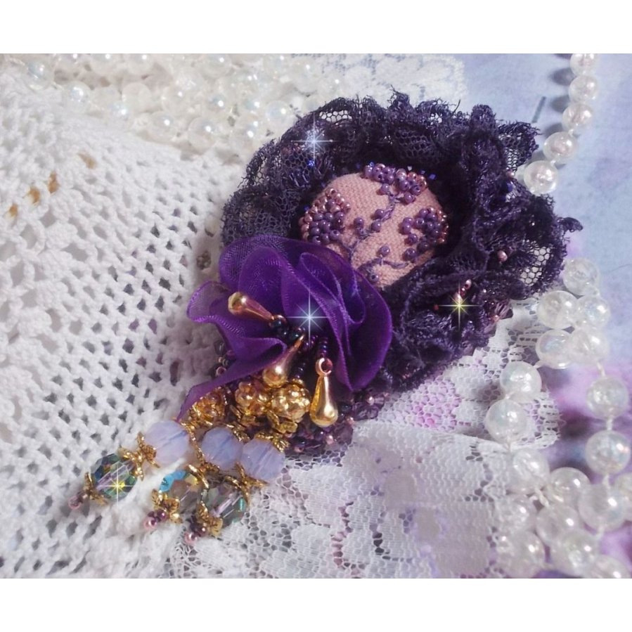 Romantisk Lady brosch broderad med 1950-talets lila spets, kristaller, frö- och glaspärlor.