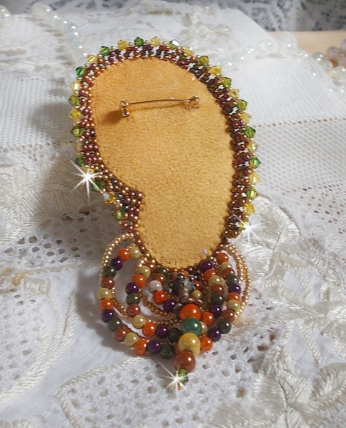 Venetiansk månbrosch broderad med sidenband, magiska pärlor och Swarovski-kristaller.