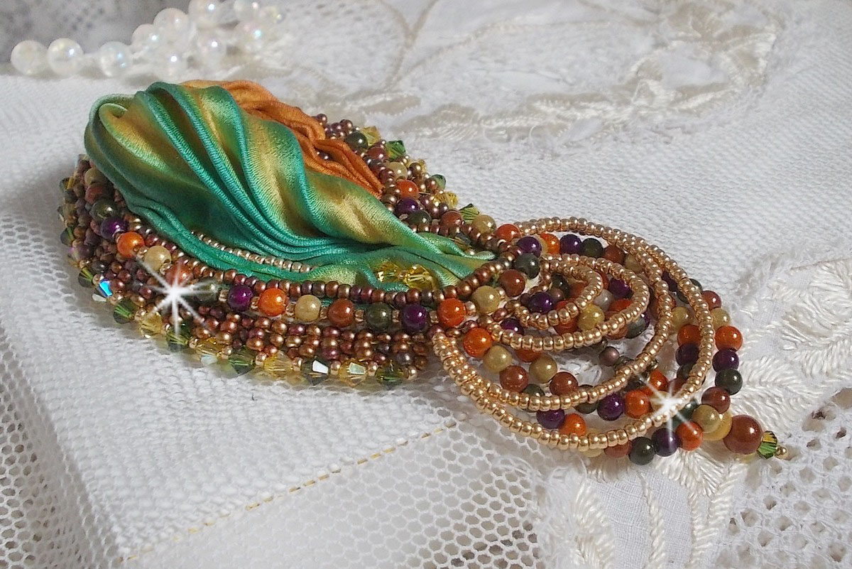 Venetiansk månbrosch broderad med sidenband, magiska pärlor och Swarovski-kristaller.