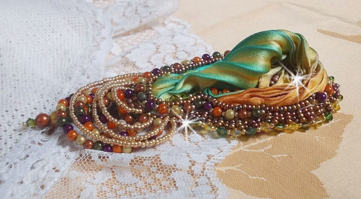 Venetiansk månbrosch broderad med sidenband, magiska pärlor och Swarovski-kristaller.