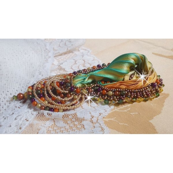 Venetiansk månbrosch broderad med sidenband, magiska pärlor och Swarovski-kristaller.
