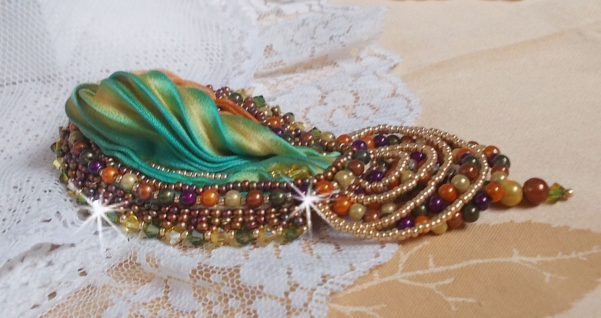 Venetiansk månbrosch broderad med sidenband, magiska pärlor och Swarovski-kristaller.