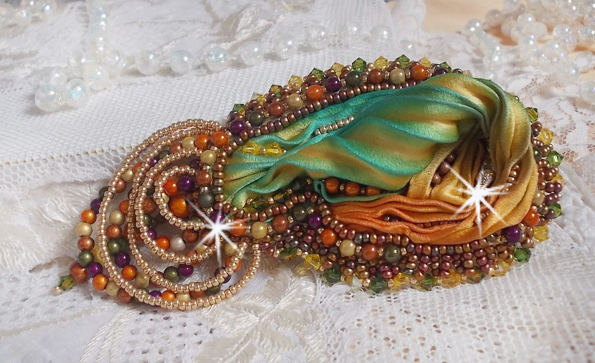 Venetiansk månbrosch broderad med sidenband, magiska pärlor och Swarovski-kristaller.