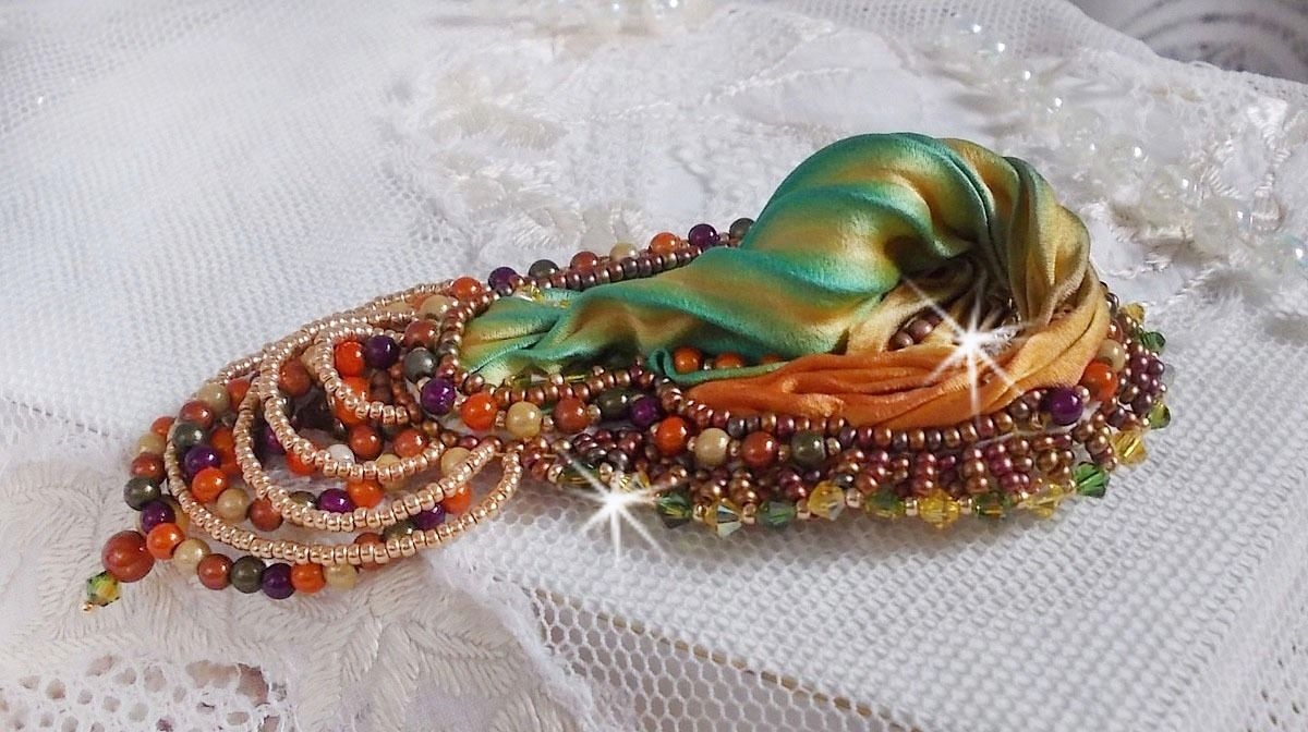 Venetiansk månbrosch broderad med sidenband, magiska pärlor och Swarovski-kristaller.