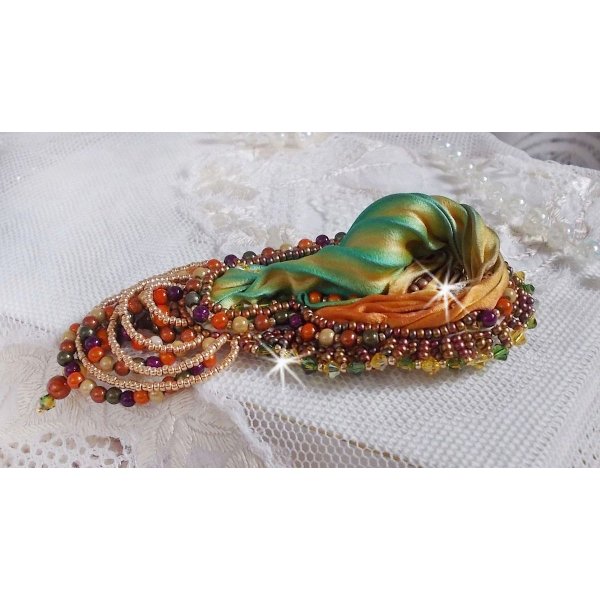 Venetiansk månbrosch broderad med sidenband, magiska pärlor och Swarovski-kristaller.