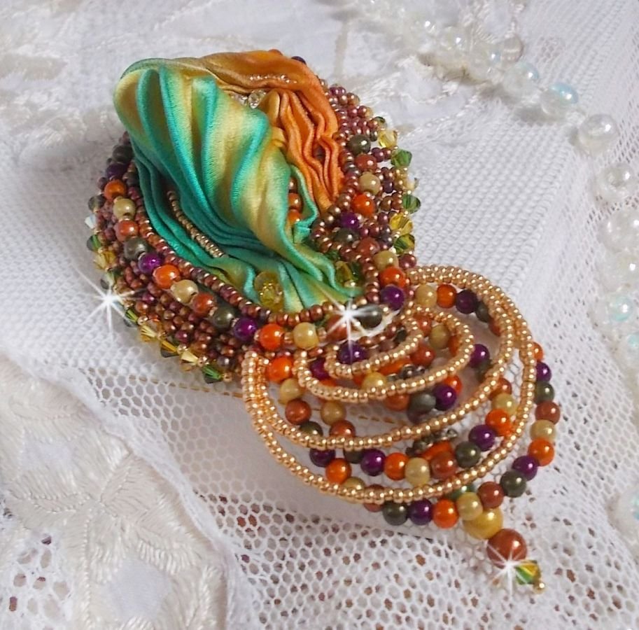 Venetiansk månbrosch broderad med sidenband, magiska pärlor och Swarovski-kristaller.
