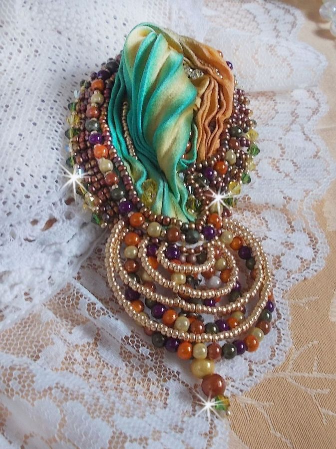 Venetiansk månbrosch broderad med sidenband, magiska pärlor och Swarovski-kristaller.