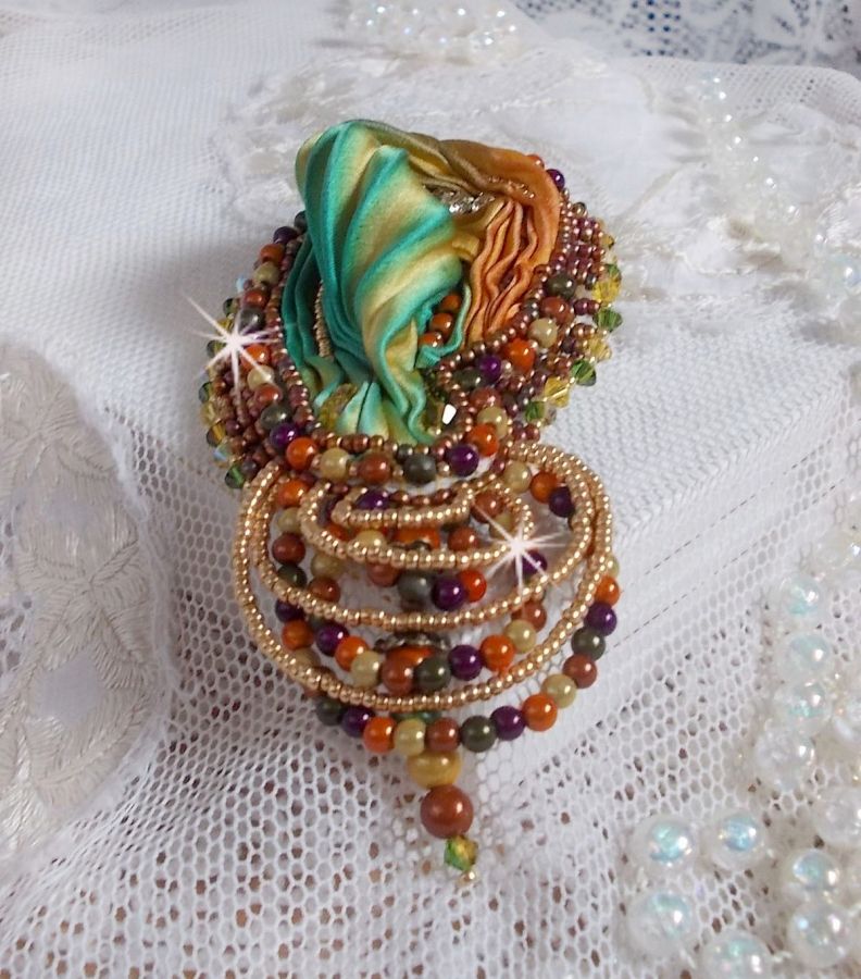 Venetiansk månbrosch broderad med sidenband, magiska pärlor och Swarovski-kristaller.
