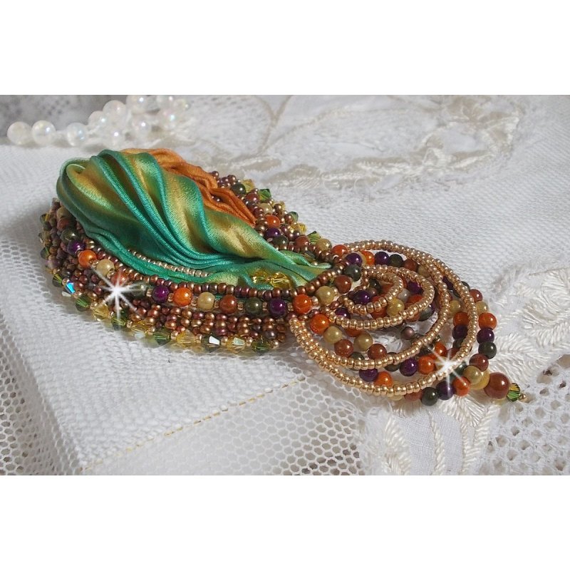 Venetiansk månbrosch broderad med sidenband, magiska pärlor och Swarovski-kristaller.