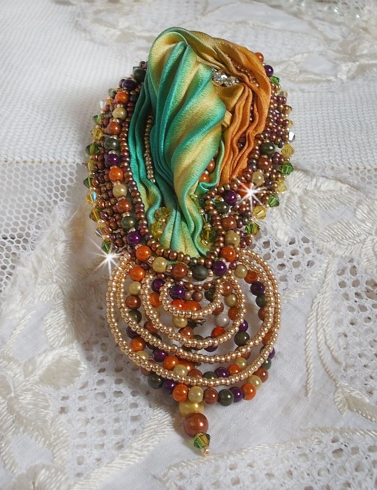 Venetiansk månbrosch broderad med sidenband, magiska pärlor och Swarovski-kristaller.