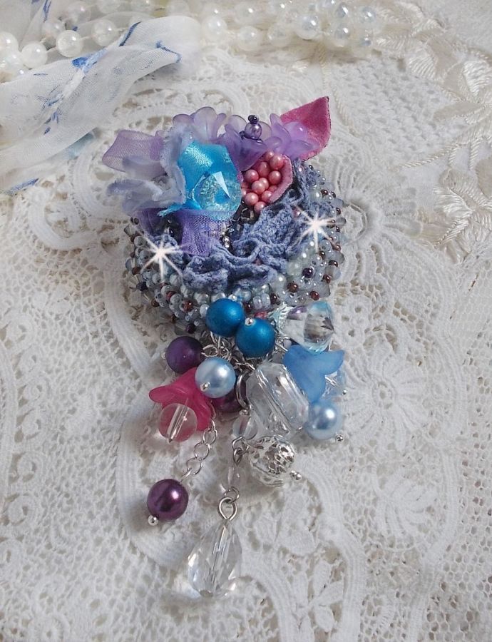 Mademoisellle Bluse Haute-couture brosch broderad med Swarovski-kristaller, pärlor, Lucite-blommor och vackra fröpärlor.