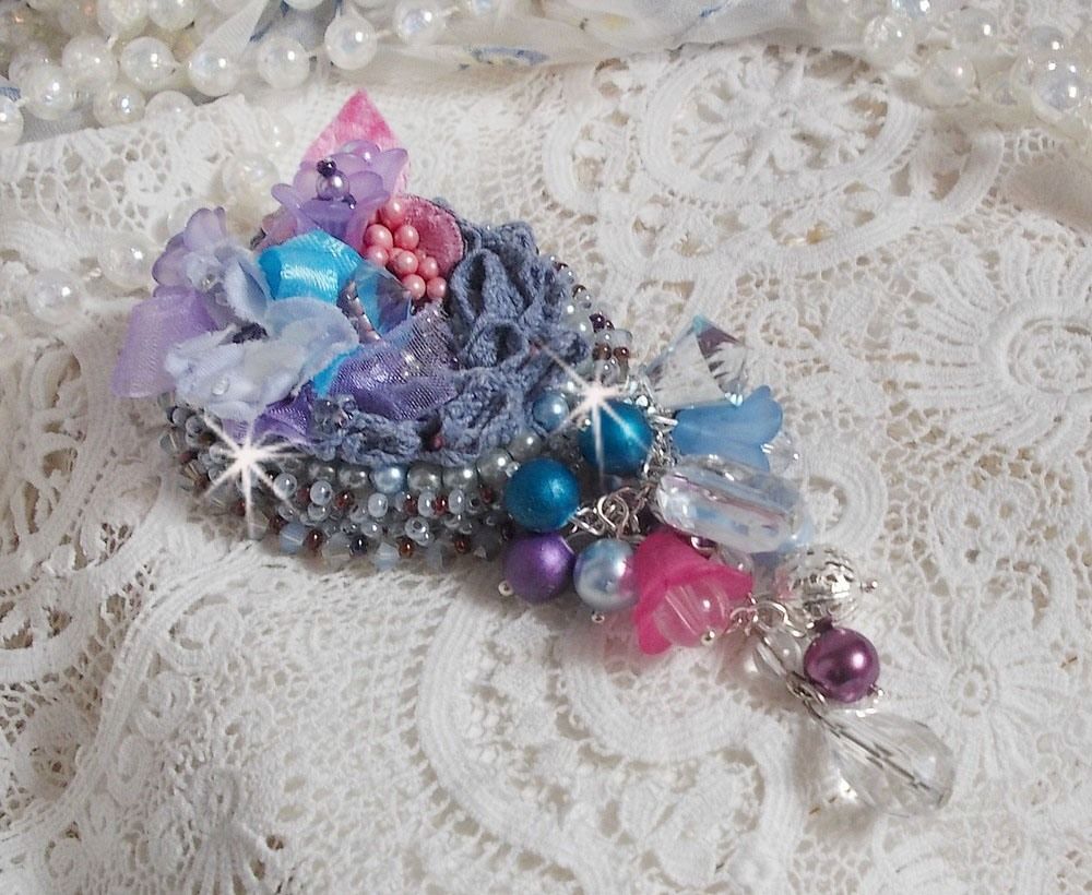 Mademoisellle Bluse Haute-couture brosch broderad med Swarovski-kristaller, pärlor, Lucite-blommor och vackra fröpärlor.