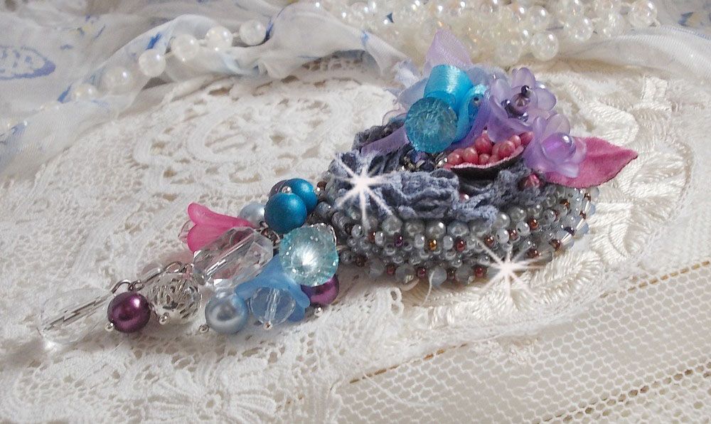 Mademoisellle Bluse Haute-couture brosch broderad med Swarovski-kristaller, pärlor, Lucite-blommor och vackra fröpärlor.