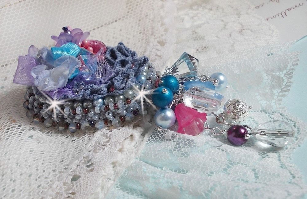 Mademoisellle Bluse Haute-couture brosch broderad med Swarovski-kristaller, pärlor, Lucite-blommor och vackra fröpärlor.