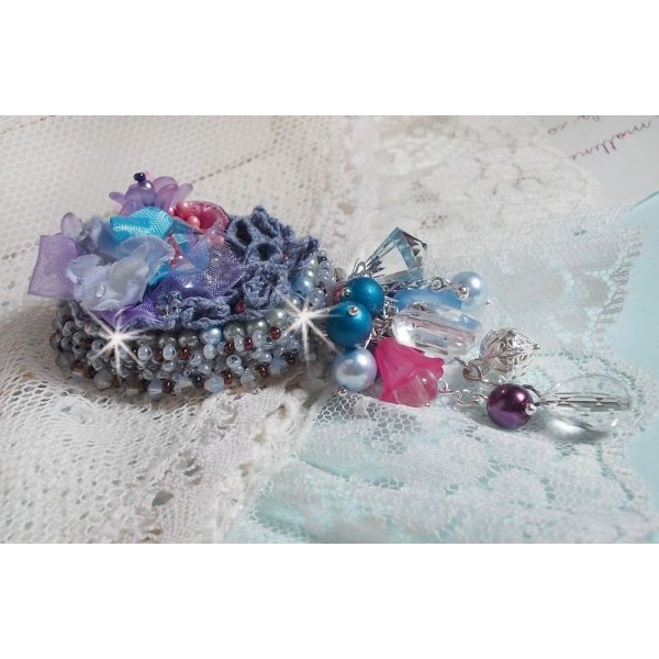 Mademoisellle Bluse Haute-couture brosch broderad med Swarovski-kristaller, pärlor, Lucite-blommor och vackra fröpärlor.