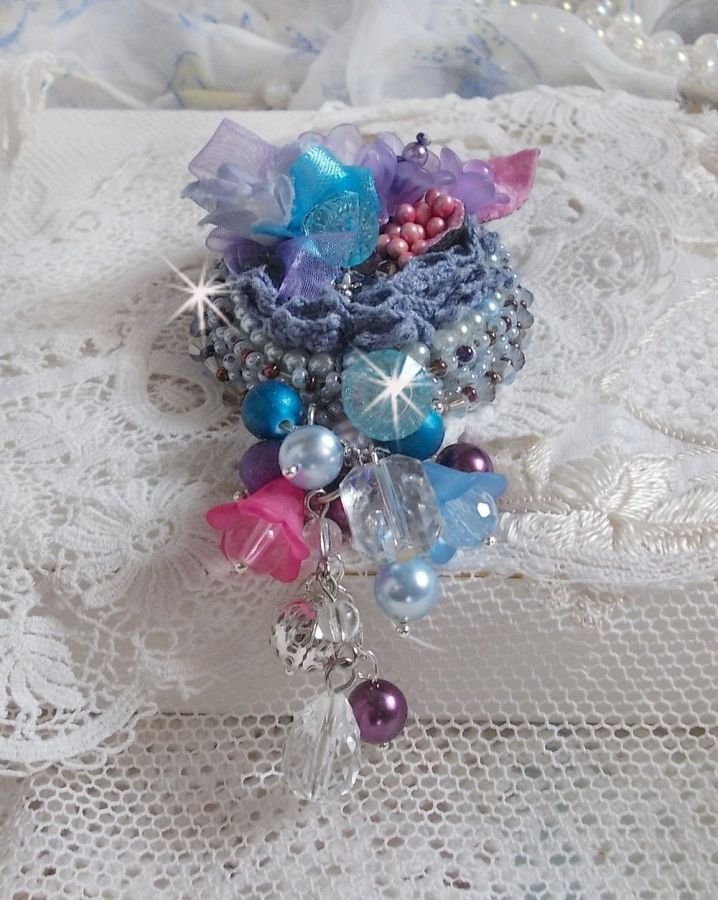 Mademoisellle Bluse Haute-couture brosch broderad med Swarovski-kristaller, pärlor, Lucite-blommor och vackra fröpärlor.