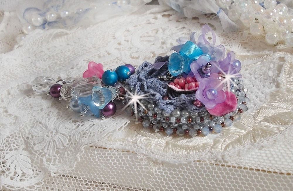 Mademoisellle Bluse Haute-couture brosch broderad med Swarovski-kristaller, pärlor, Lucite-blommor och vackra fröpärlor.
