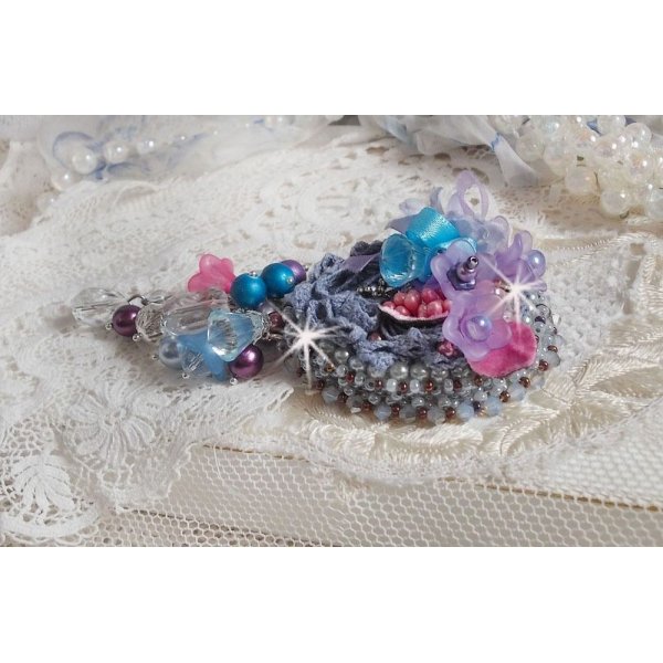 Mademoisellle Bluse Haute-couture brosch broderad med Swarovski-kristaller, pärlor, Lucite-blommor och vackra fröpärlor.