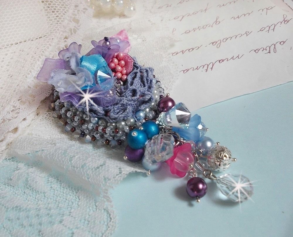 Mademoisellle Bluse Haute-couture brosch broderad med Swarovski-kristaller, pärlor, Lucite-blommor och vackra fröpärlor.