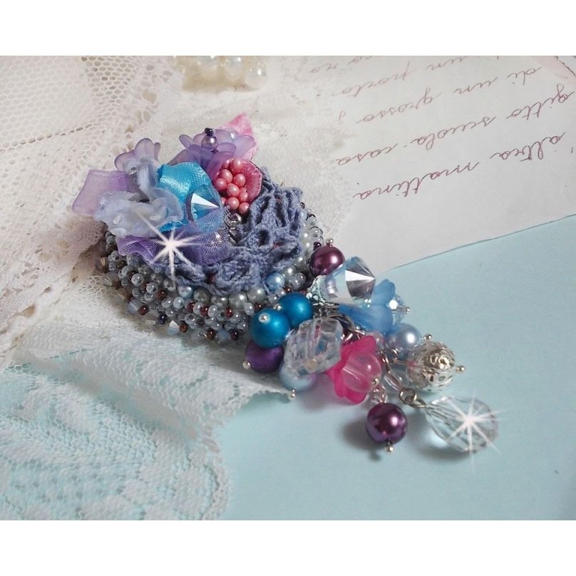 Mademoisellle Bluse Haute-couture brosch broderad med Swarovski-kristaller, pärlor, Lucite-blommor och vackra fröpärlor.