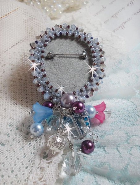 Mademoisellle Bluse Haute-couture brosch broderad med Swarovski-kristaller, p&auml;rlor, Lucite-blommor och vackra fr&ouml;p&auml;rlor.