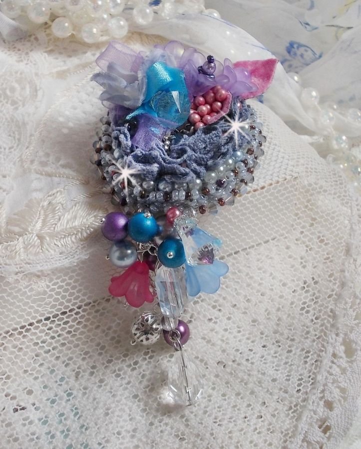 Mademoisellle Bluse Haute-couture brosch broderad med Swarovski-kristaller, pärlor, Lucite-blommor och vackra fröpärlor.