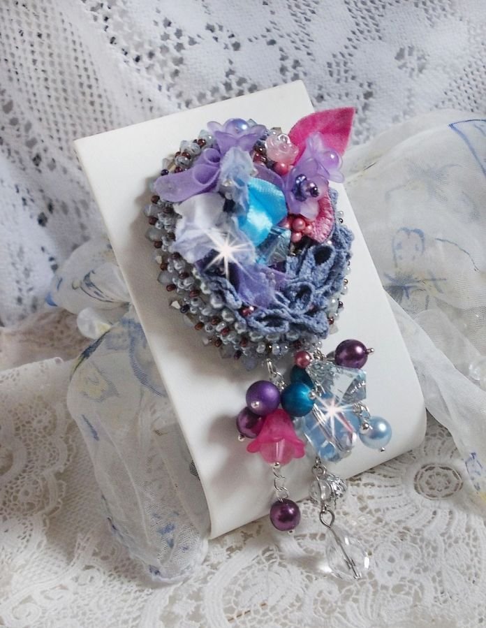 Mademoisellle Bluse Haute-couture brosch broderad med Swarovski-kristaller, pärlor, Lucite-blommor och vackra fröpärlor.