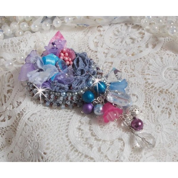 Mademoisellle Bluse Haute-couture brosch broderad med Swarovski-kristaller, p&auml;rlor, Lucite-blommor och vackra fr&ouml;p&auml;rlor.