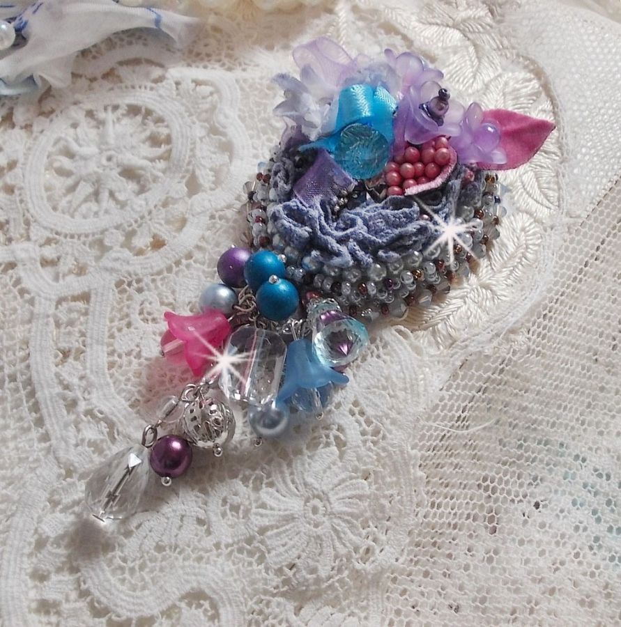Mademoisellle Bluse Haute-couture brosch broderad med Swarovski-kristaller, pärlor, Lucite-blommor och vackra fröpärlor.