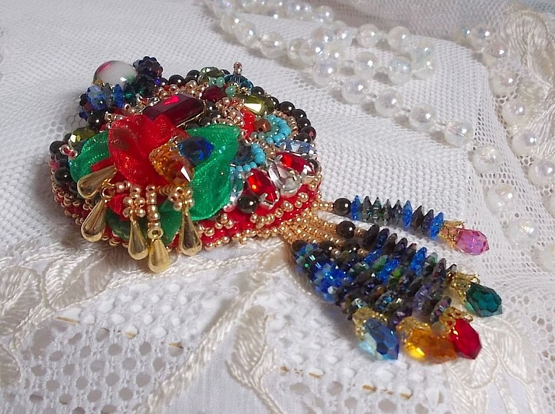 Broche Mia Haute-Couture brod&eacute;e avec des Cristaux de Swarovski, un cabochon vintage des ann&eacute;es 1960, des fleurs Lucite, des perles rondes nacr&eacute;es et des rocailles, 