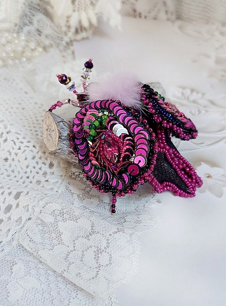 Broche insecte brodée rose fuchsia et noir perlée.