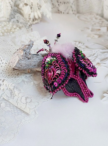 Broche insecte brodée rose fuchsia et noir sur bois.