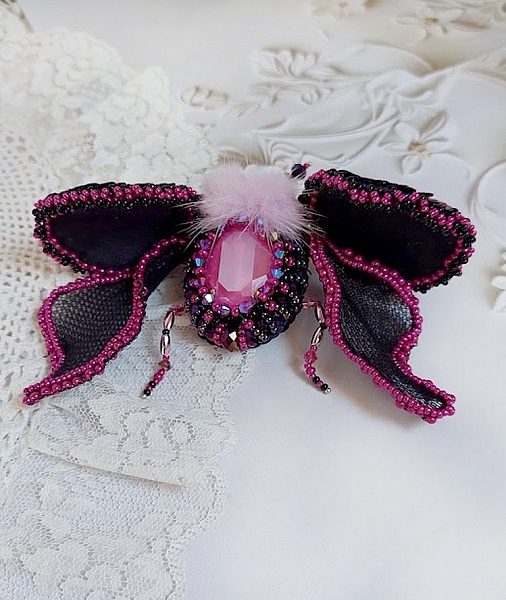 Broche insecte brodée rose fuchsia et noir perlée.