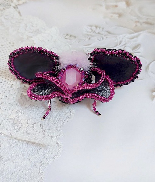 Broche insecte artisanale brodée en perles fuchsia et noir.