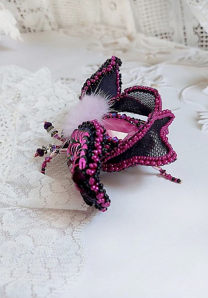 Broche insecte artisanale brodée en perles fuchsia et noir.