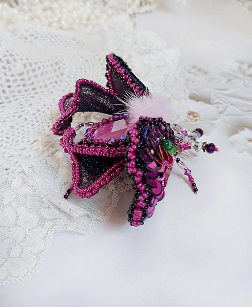 Broche insecte brodée rose fuchsia et noir perlée.
