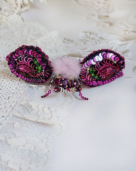 Broche insecte brodée rose fuchsia et noir perlée artisanale.