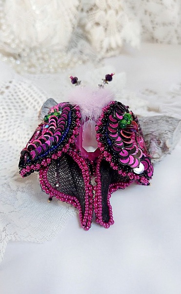 Broche insecte brodée rose fuchsia et noir perlée.