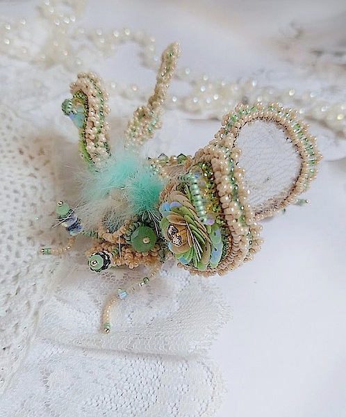 Broche artisanale brodée de perles, sequins et cristaux Swarovski.